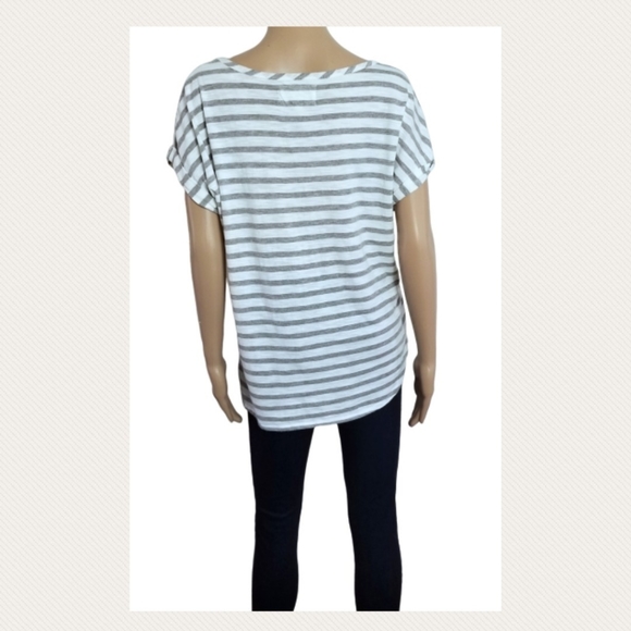 Sz M Two by Vince Camuto Rolled Sleeve Top - Picture 4 of 8